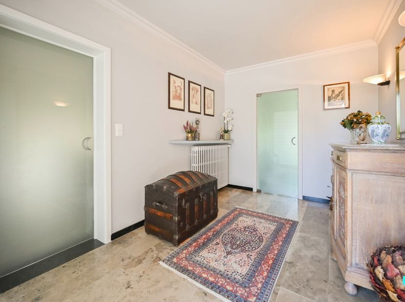 Op wandelafstand van het centrum van Oostrozebeke vinden we deze uiterst ruime bungalow op een perceel van maar liefst 892 m². Deze verzorgde woning b