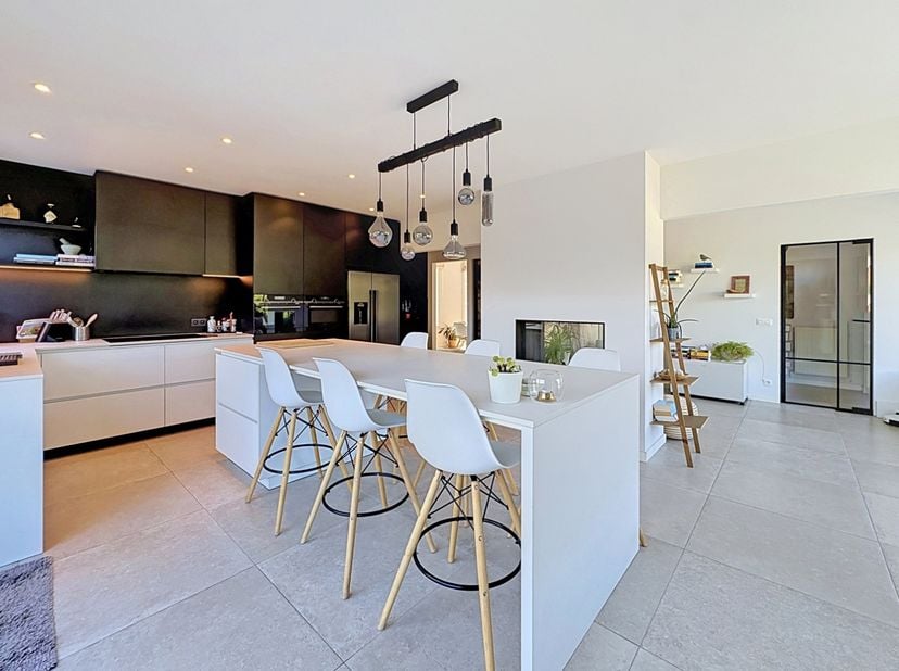 Op slechts 700 m van het strand en op wandelafstand van het centrum van Koksijde bevindt zich deze stijlvolle, recent gerenoveerde villa op een mooi p