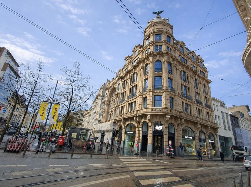 Dit karaktervolle hoekpand in eclectische stijl is uitstekend gelegen aan de Meir, op de hoek met de Huidevetterstraat. De kantoorruimte situeert zich
