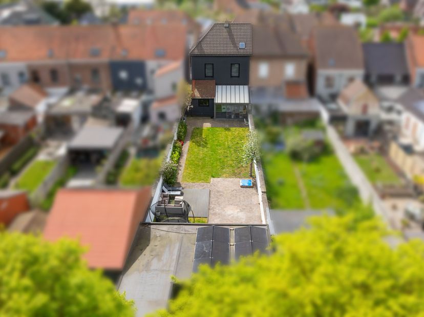 Deze volledig instapklare en energiezuinige woning bevindt zich op wandelafstand van de Menepoort.<br />
De woning werd recent grondig gerenoveerd met
