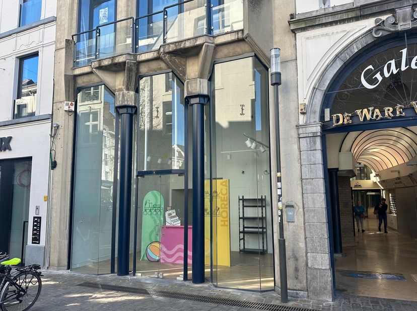 Op zoek naar een commercieel pand met maximale visibiliteit in het centrum van Hasselt? Deze instapklare winkelruimte van ca. 140 m² bevindt zich op e