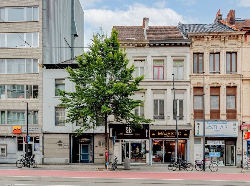 Dit handelshuis bestaat uit een gerenoveerde handelsruimte op het gelijkvloers, momenteel ingericht als kapperszaak, en drie bovengelegen verdiepingen