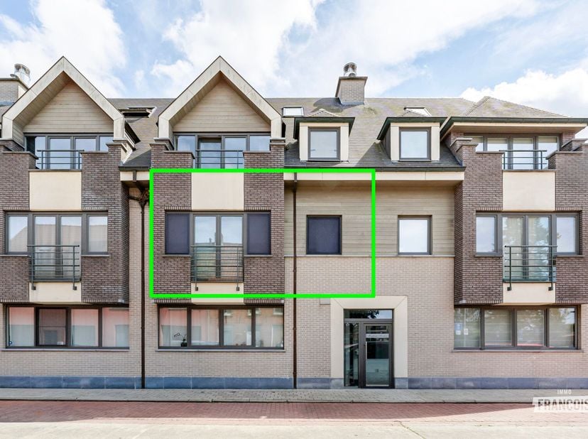 Dans un emplacement agréable et central à Veldegem, nous trouvons cet appartement élégant et prêt à vivre, offrant une belle combinaison d'espace, de