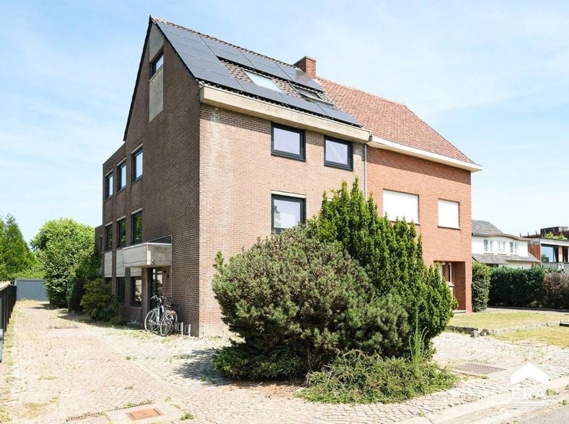 Centraal goed gelegen opbrengsteigendom:<br />
Gerenoveerd opbrengsteigendom met 8 studentenkamers, 1 studio met eigen kitchenette en badkamer + 1 pat