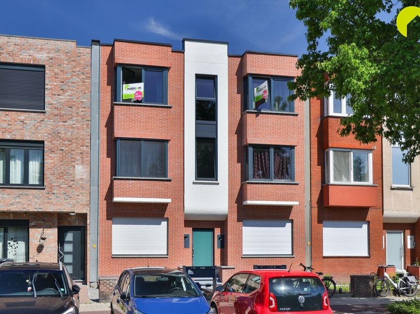 Dit leuke appartement  is ideaal gelegen  te Hoboken, met openbaar vervoer, winkels en scholen vlakbij. <br />
Er is ook een goede verbinding naar An