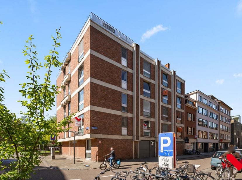 Situé dans la Mechelsestraat, au cœur de Louvain, cet appartement spacieux de 142 m² dispose de trois chambres et d’un garage privatif. Grâce à sa sit