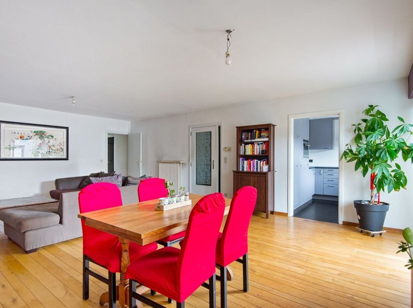 Zeer ruim appartement met uitzonderlijk groot terras op toplocatie in Temse<br />
<br />
Dit ruime appartement is uitstekend gelegen in Temse, op wa