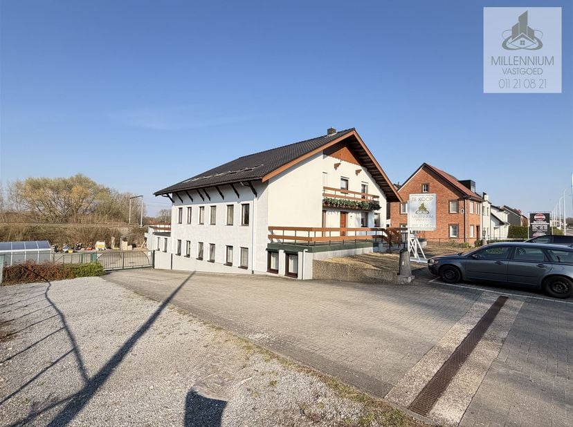 Uniek multifunctioneel vastgoed met uitzonderlijk potentieel op toplocatie.<br />
<br />
Gelegen langs de Steenweg 50, bieden wij u dit zeldzame en