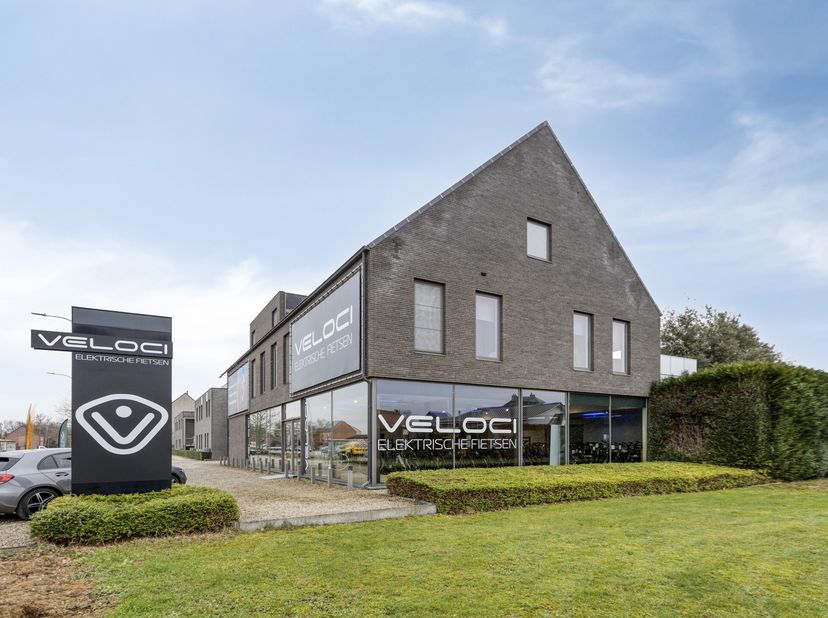 Dit handelspand is te koop op een uitstekende commerciële zichtlocatie langs de Liersesteenweg (N10) in Begijnendijk, een belangrijke verbindingsweg t