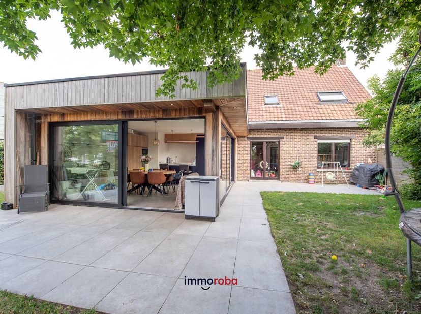 Charmante, landelijke woning gelegen in het dorpskern van  Machelen (Zulte), gelegen in een rustige straat vlakbij de lagere school en handelszaken. V