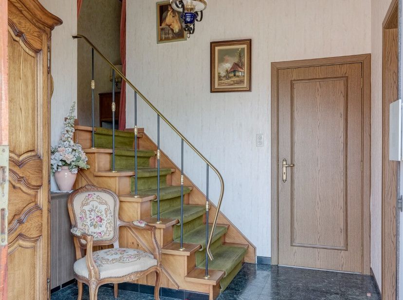 Deze rustig gelegen split-levelwoning uit 1968 met een grote, zuidgerichte tuin beschikt over 3 slaapkamers en een inpandige garage. De praktische ind