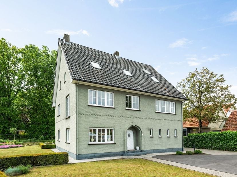 Charmante,  statige woning op 986 m² grond, gelegen in een zeer rustige straat nabij het centrum, scholen en openbaar vervoer. <br />
 <br />
De won