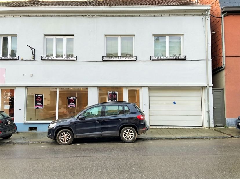 Surface commerciale située dans le centre de Courcelles, sur un axe fréquenté, offrant une très belle visibilité. <br />
Superficie : +/- 71 m².<br />
