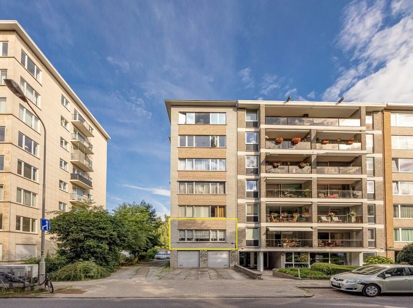 Op de eerste verdieping van een kleinschalig gebouw aan de Fruithoflaan in Berchem vinden we dit ruime appartement (101 m² volgens EPC) met bijzonder
