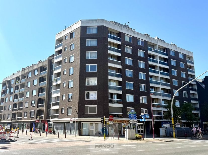 Op zoek naar een interessante commerciële investering in het centrum van Deinze? Deze gelijkvloerse handelsruimte, gelegen in de Gentstraat geniet een