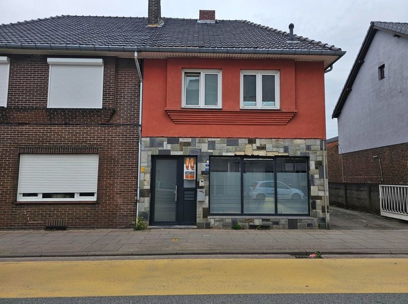 Appartement op het gelijkvloers nabij het centrum van Maasmechelen. <br />
Het appartement bestaat uit een leefruimte met open keuken, badkamer met do