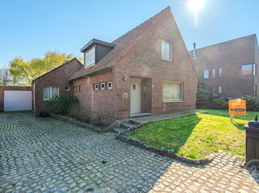 Deze charmante woning is gelegen in De Haan en biedt alles wat je nodig hebt voor comfortabel wonen. De woning bevindt zich op een groot perceel, waar