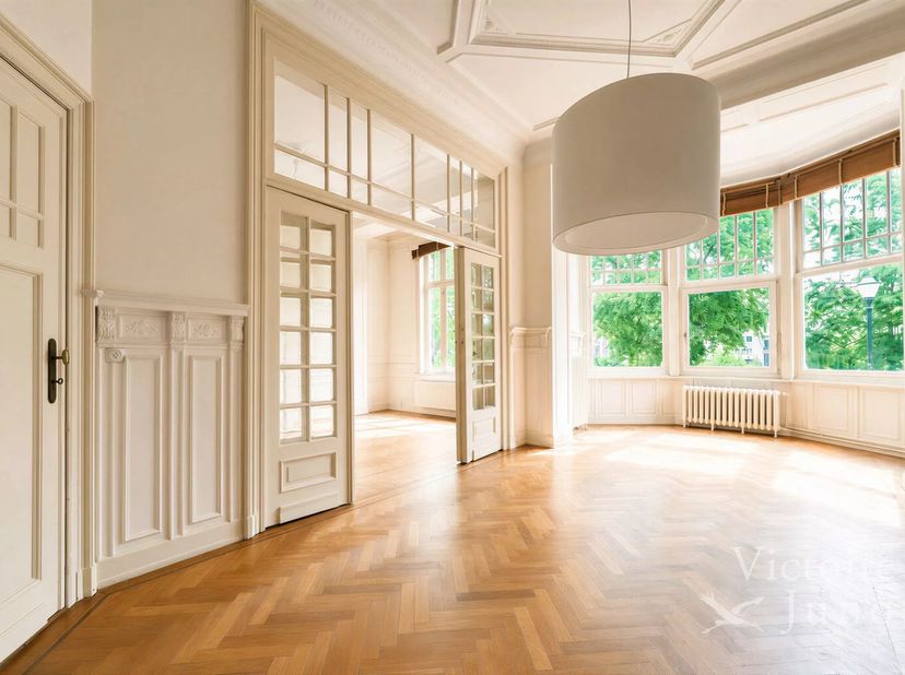 Gelegen in de zeer gewilde wijk van de Ixelles-meertjes, elegant herenhuis, gebouwd door architect Ernest Delune, met een oppervlakte van ± 520 m² bru