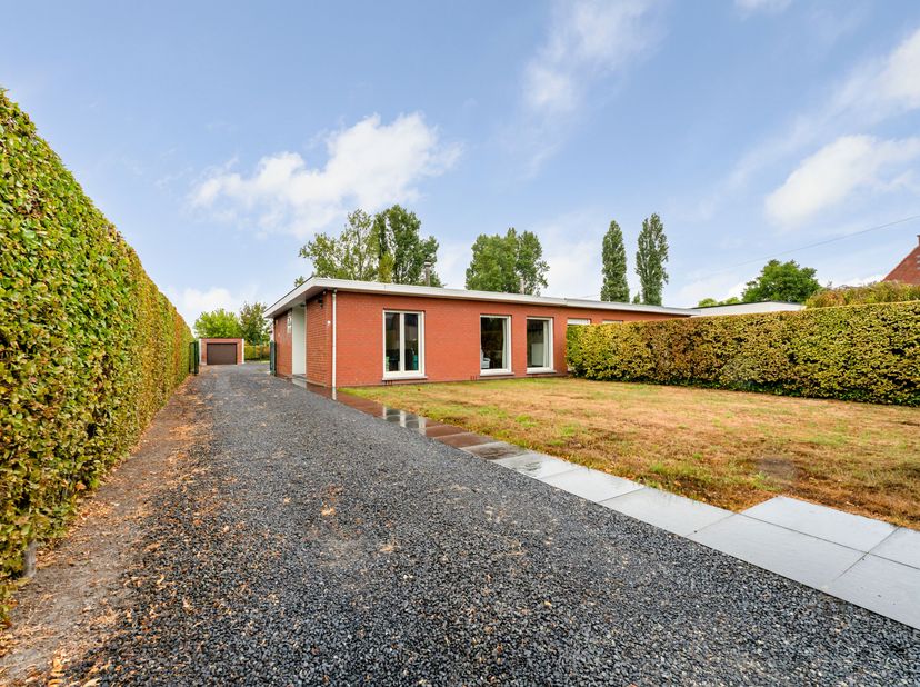 Rustig gelegen bungalow te koop in Moorsele!<br />
Je betreedt de woning via de inkomhal met gastentoilet en komt vervolgens in de leefruimte met eetp