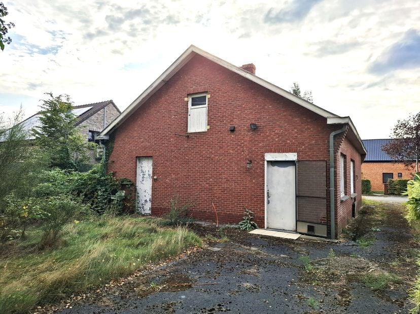 Deze gelijkvloerse woning werd gebouwd in 1966, heeft 3 slaapkamers, ruime leefruimtes en veel lichtinval. Ook is er een grote voor- en achtertuin aan