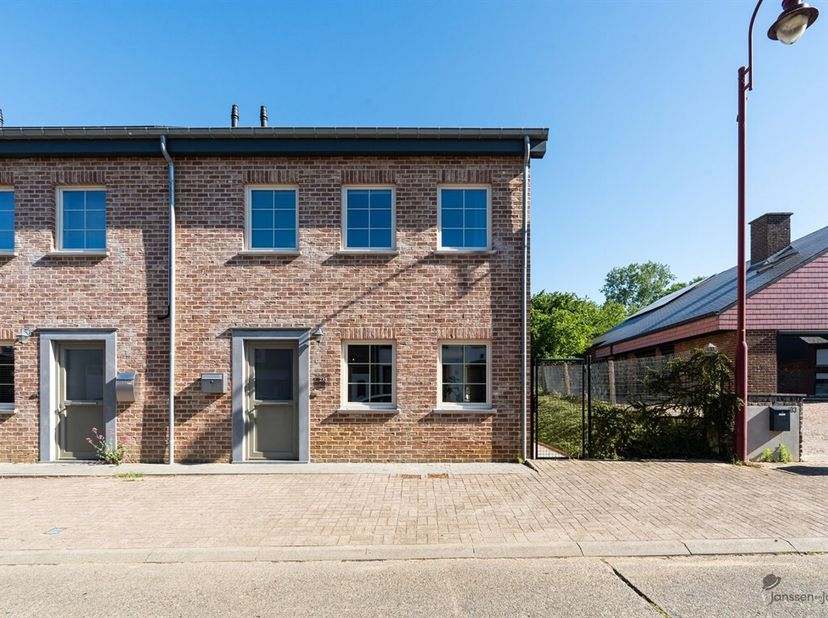 Op zoek naar een recente en energiezuinige gezinswoning met alle comfort? Deze halfopen bebouwing uit 2020 is gelegen op een perceel van 321 m² en com