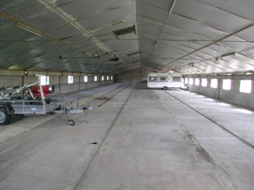 Opslagplaats (630 m² - 45m x 13m), landelijk en centraal gelegen tussen E40 en E403.<br />
<br />
Afwerking: betonnen vloer, toegangspoort (B:3,7m / H