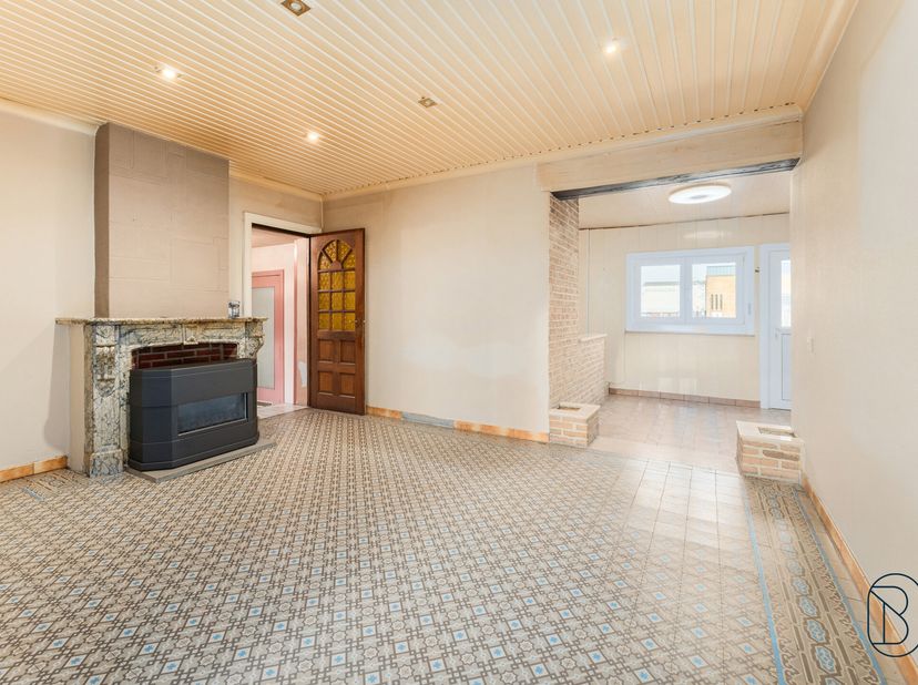 Te koop: op te frissen woning met ruim potentieel en terras aan het water in Kortrijk<br />
Vlak bij het centrum van Kortrijk bevindt zich deze ruime