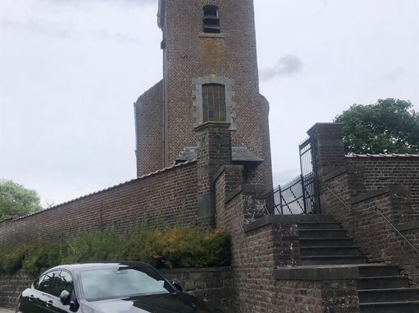 Deze kerk ligt bijzonder pittoresk gelegen en we zoeken dan ook een koper die aan het pand een waardevolle herbestemming zal geven.<br />
Na renovatie