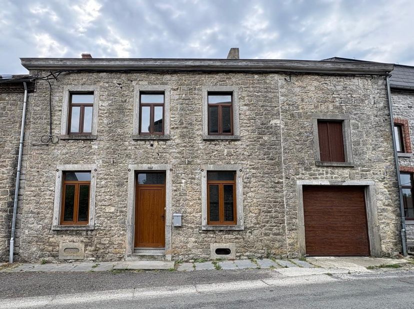 Charmante habitation 3 chambres sise au calme dans le village de Morville. <br />
Celle-ci se trouve en parfait état et profite de beaux espaces de vi