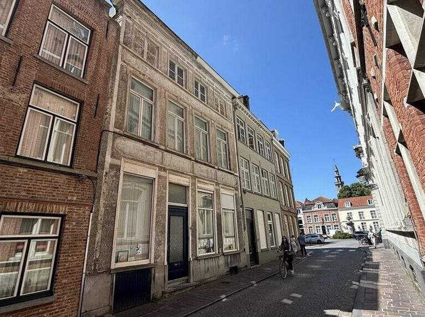 Op te frissen 3-slaapkamerwoning met TERRAS, rustig gelegen in het centrum van Brugge, vlakbij de Burg, stadsschouwburg, Sint-Jansplein en op wandelaf