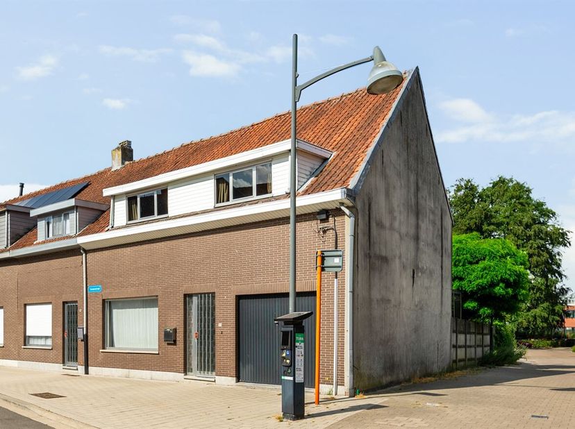 Te renoveren gezinswoning met 4 slaapkamers, garage en tuin<br />
Gelijkvloers<br />
Via de inkomhal betreedt u de woning. Vanuit de hal heeft u toega