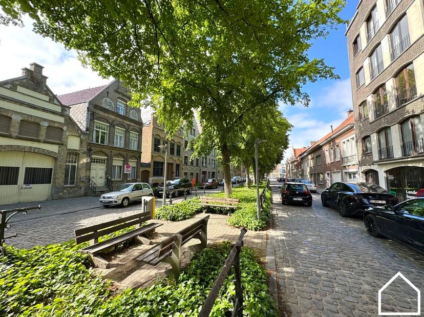 INSTAPKLARE WONING MET 5 SLPKS, 2 BADKAMERS EN TERRAS<br />
<br />
Deze woning is gelegen op 350m van de Grote Markt.  <br />
Er is geen renovatieverp
