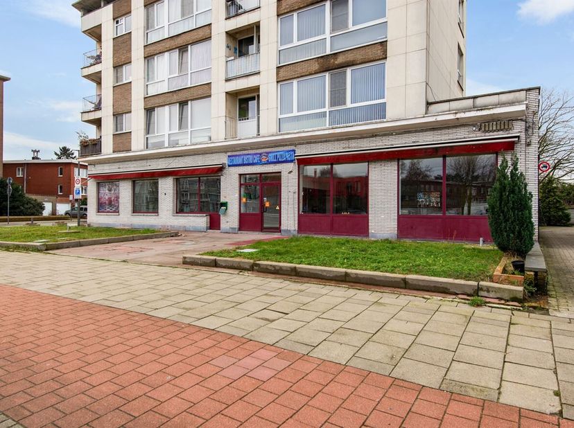Handelsgelijkvloers van +-234m² te Deurne!<br />
Ligging:<br />
Deze commerciële ruimte is gelegen op de gelijkvloerse verdieping van een kleinschalig