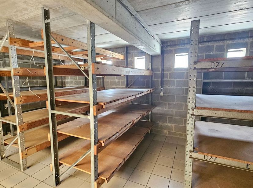 Centraal gelegen opslagruimte van ca 220 m² op enkele minuten van het centrum.<br />
Gelijkvloers: mooie open ruimte met een hoge sectionale poort.<br