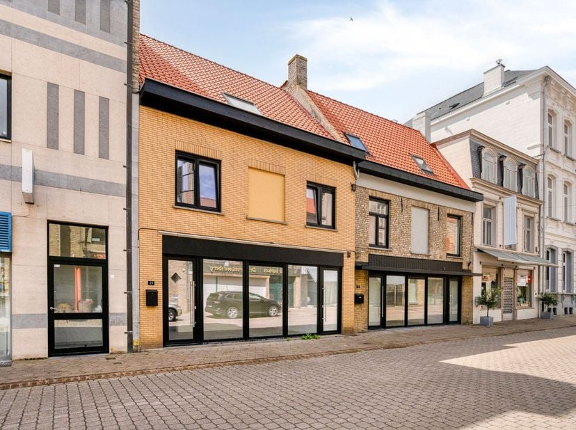 Volledig gerenoveerde, ruime stadswoning met kantoor-, praktijk- of handelsruimte in het hart van Veurne<br />
<br />
Ontdek deze uitzonderlijke en vo