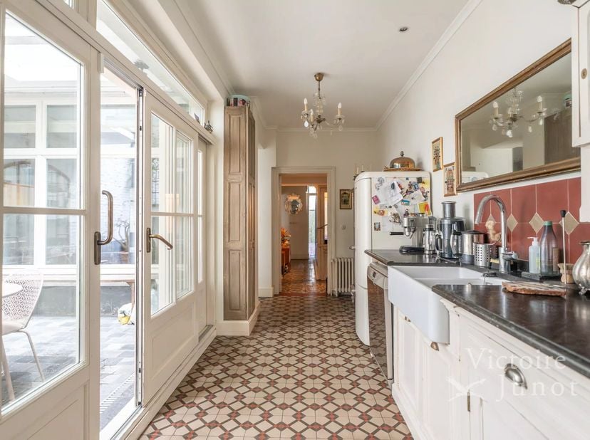 Victoire Junot vous présente, dans le recherché quartier Louise, cette belle maison de ± 300 m² daprès PEB, rénovée en profondeur en 2001, avec une co