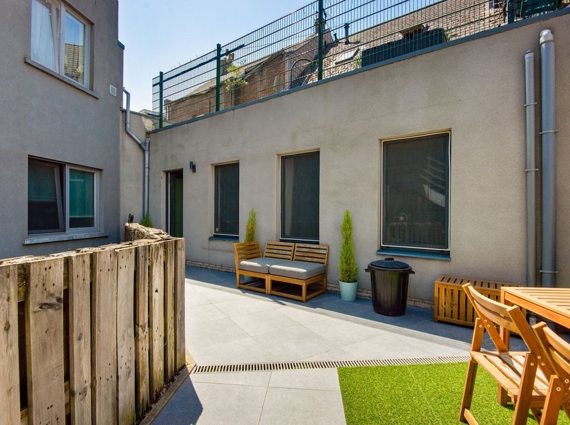 Instapklaar gelijkvloersappartement met terras en twee staanplaatsen<br />
<br />
Dit instapklare gelijkvloersappartement geniet van een gunstige li