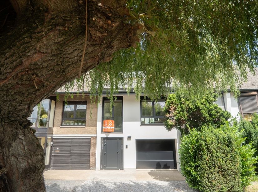In de rustige en groene Potaardeberg te Merelbeke bevindt zich deze volledig gerenoveerde woning die hedendaags wooncomfort combineert met een uitstek