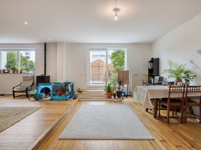 Vous recherchez une propriété de caractère et unique ? Ce loft exceptionnel de pas moins de 160m2 est situé au premier étage et allie espace, lumière