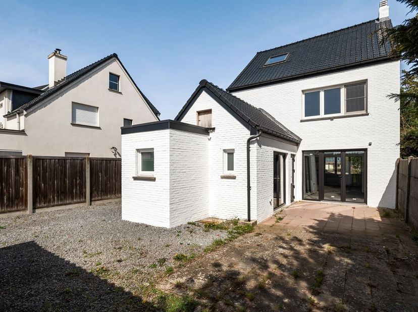 Volledig gerenoveerde woning op circa 1.254m².<br />
We betreden de woning via de inkomhal met gastentoilet.  Verder volgt de woonkamer. De woonkamer
