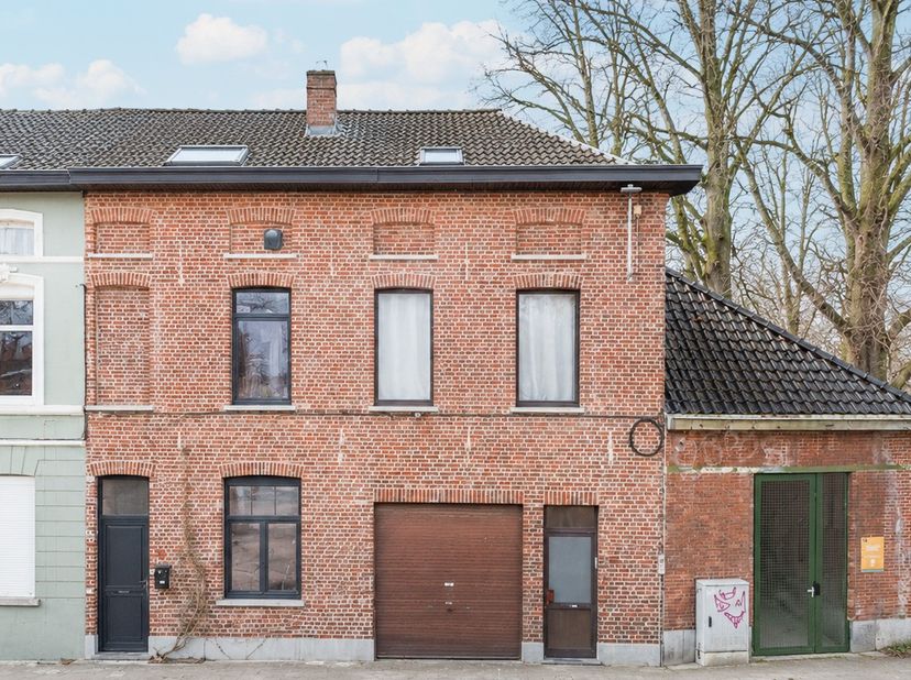 Zoek je een compacte woning om volledig naar eigen smaak in te richten? Deze woning biedt enorm veel potentieel! Je woont hier rustig en groen, vlak n