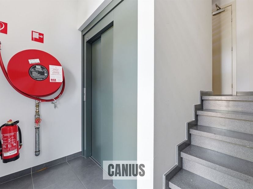 STIJLVOL GELIJKVLOERS APPARTEMENT MET DRIE SLAAPKAMERS<br />
Dit ruime gelijkvloers appartement te koop in Landen is gelegen aan het Bronplein, op ee
