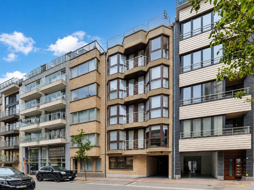 Knokke: Instapklaar triplex-appartement met 3 slaapkamers en zonnige terrassen vlakbij de Dumortierlaan - Knokke.Op een uitstekende locatie, vlakbij h