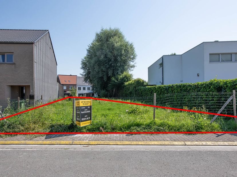 GUNSTIG EN RUSTIG GELEGEN BOUWGROND -<br />
Zeer gunstig en rustig gelegen perceel bouwgrond goedgekeurd voor een eengezinswoning of open bebouwing, t