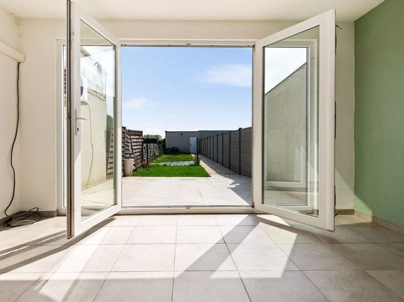 Instapklare woning met garage in het centrum van Ruisbroek<br />
<br />
Deze gesloten bebouwing is centraal gelegen in Ruisbroek, met alle voorzieni