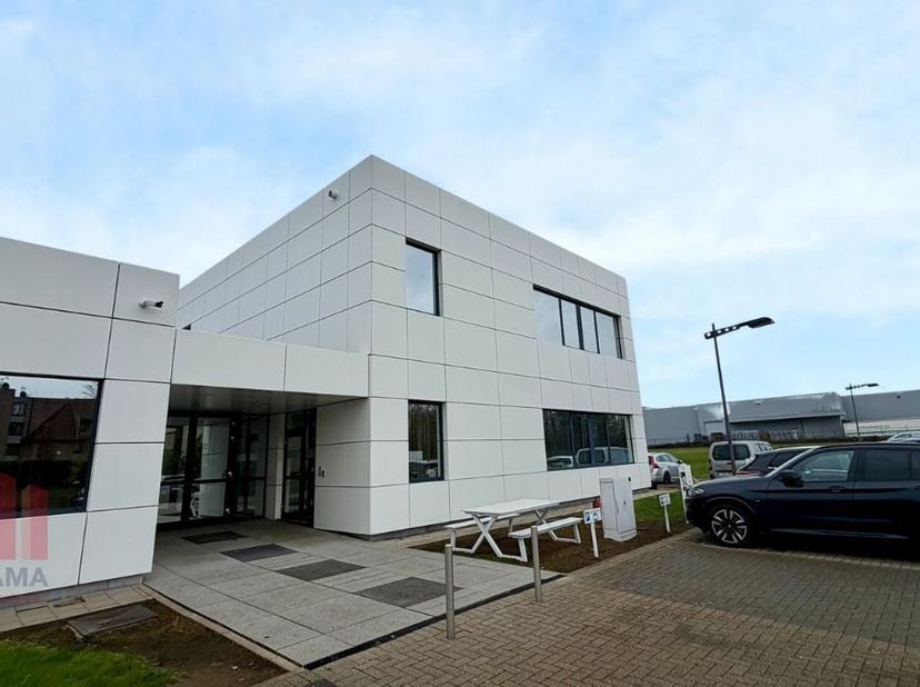 Découvrez cet espace de bureaux de 527 m², idéalement situé et prêt à l’emploi, au sein de la dynamique zone industrielle Ekkelgaarden à Hasselt, à se
