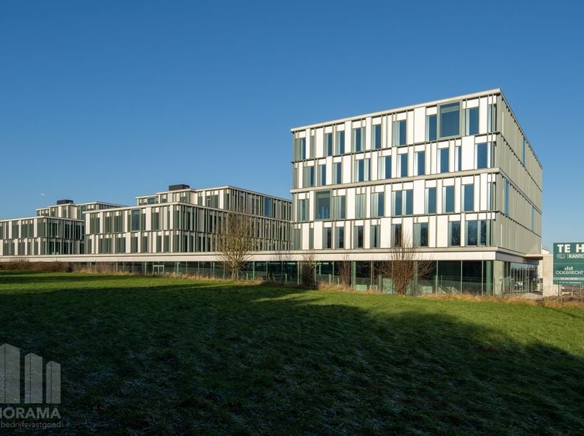 Magnifiek gelegen nieuwbouw kantoren met een oppervlakte van 1.383&amp;nbsp;m² te huur op amper 250 m (!!) van de E40 op- en afrit Steenokkerzeel met een
