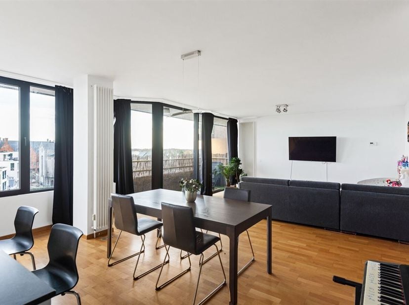 Het appartement bevindt zich op de 6de verdieping en werd volledig gerenoveerd in 2020. Met een bewoonbare oppervlakte van maar liefst 128 m² geniet u