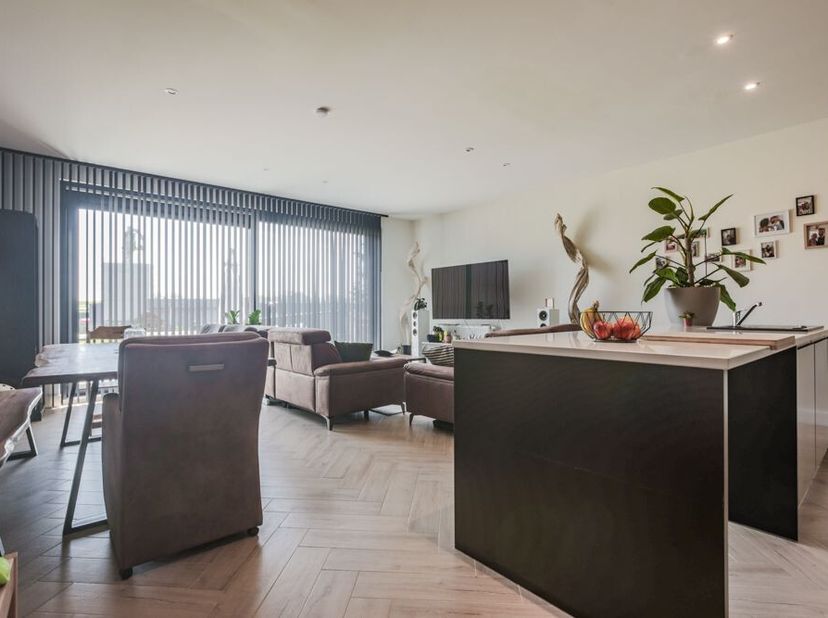 Vernieuwde woning in het rustige Elsegem. Omvat een inkom met bureau/slaapkamer en centrale technische ruimte met berging, CV, toilet en kelder. Uitki