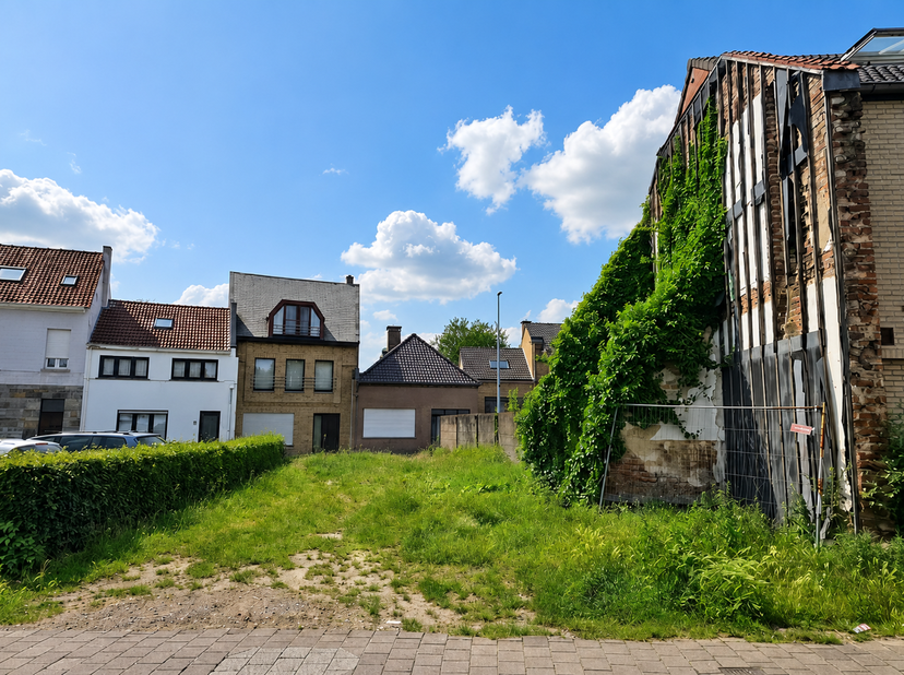 Deze bouwgrond (Lot 2) beschikt over een perceeloppervlakte van 155 m² en een straatbreedte van 9 meter, wat een uitstekende basis vormt voor het bouw